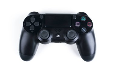 Sankt-Petersburg, Rusya, 24 Eylül 2017: Sony Playstation 4 ince 1 tb gözden geçirme ve dualshock oyun kumandası. Bir joystick ile oyun konsolu. Beyaz arka plan üzerinde ev video oyun konsolu