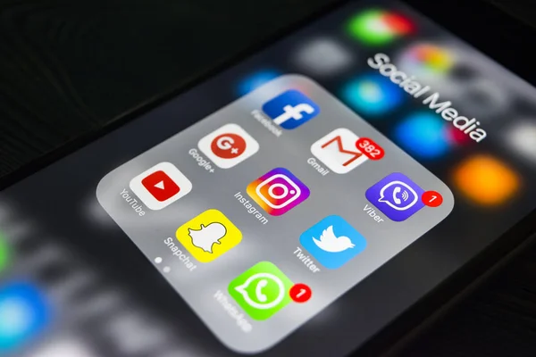 IPhone 6s plus met iconen van sociale media op het scherm. Smartphone levensstijl smartphone. Sociale media app starten. — Stockfoto