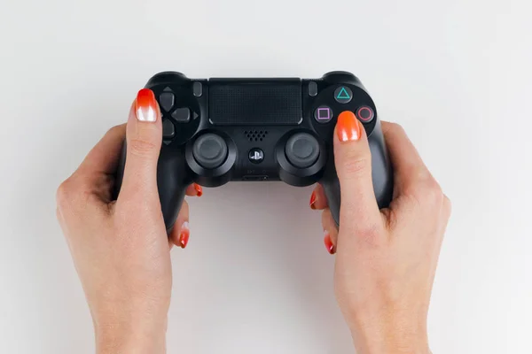 Sony PlayStation 4 controlador de jogo de dualshock em gamers mão sobre fundo branco estúdio tiro . — Fotografia de Stock