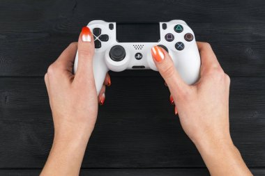  Sony Playstation 4 dualshock oyun kumandası oyuncular içinde el ahşap arka plan stüdyo vurdu. Bir joystick ile oyun konsolu. Home video oyun konsolu