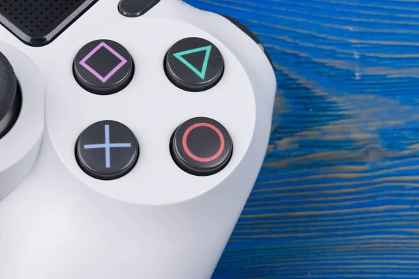 Sony Playstation 4 Slim 1 tb dualshock i weryfikacja kontrolera gier. Konsola do gier za pomocą joysticka. Konsoli do gier Home video na tle drewna — Zdjęcie stockowe