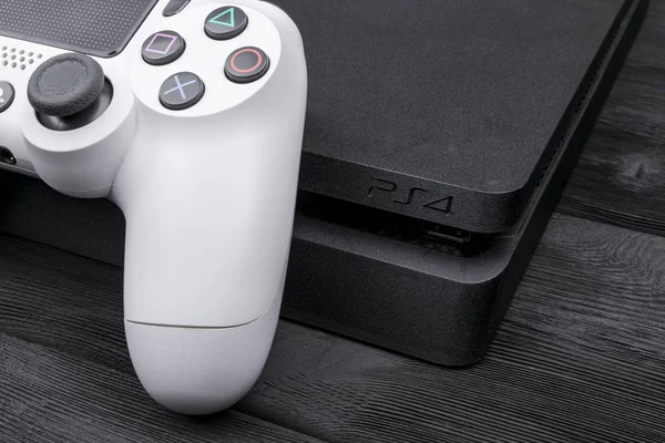 Sony Playstation 4 Slim 1 tb dualshock i weryfikacja kontrolera gier. Konsola do gier za pomocą joysticka. Konsola do gier wideo — Zdjęcie stockowe