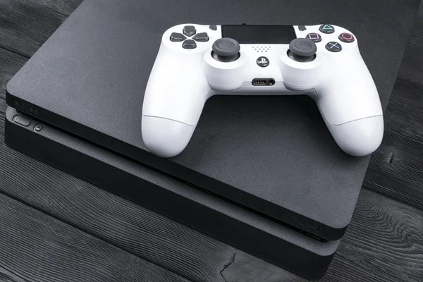 Sony Playstation 4 Slim 1 tb dualshock i weryfikacja kontrolera gier. Konsola do gier za pomocą joysticka. Konsola do gier wideo. — Zdjęcie stockowe