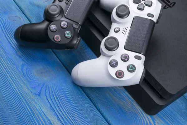 索尼 Playstation 4 苗条 1tb 修订和神秘海域 2 游戏控制器。用操纵杆的游戏控制台。家庭视频游戏控制台 — 图库照片