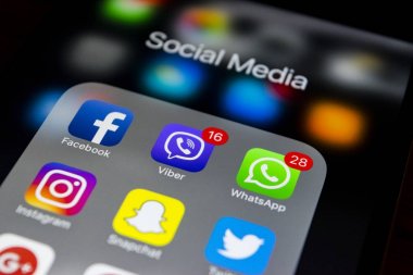 iPhone 7s artı simgeleri ekranda sosyal medya ile. Smartphone yaşam tarzı smartphone. Başlangıç sosyal medya uygulaması.