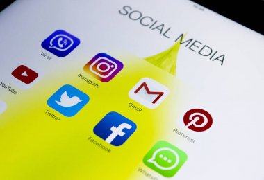 Sankt-Petersburg, Rusya, Ekim, 2 2017: Apple ipad Pro ile ekranda Sosyal Medya simgeler. Tablet bilgisayar yaşam tarzı. Başlangıç sosyal medya uygulaması.