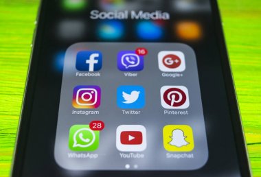  iPhone 7 artı simgeleri ekranda sosyal medya ile. Smartphone yaşam tarzı. Başlangıç sosyal medya uygulaması.