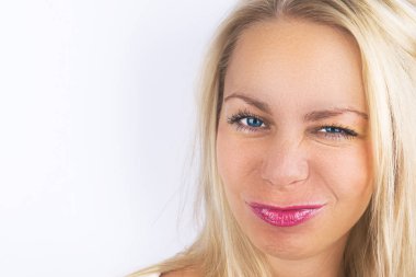 Parlak pozitif moda genç ve güzel sarışın kadın, mavi gözler, parlak makyaj, stil stüdyo portre. Gülme kız portre. Doğal gülümsemek güzellik duygu. beyaz izole.