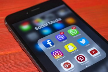 iPhone 6 artı simgeleri ekranda sosyal medya ile. Smartphone yaşam tarzı smartphone. Başlangıç sosyal medya uygulaması.