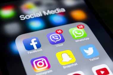 iPhone 7 artı simgeleri ekranda sosyal medya ile. Smartphone yaşam tarzı smartphone. Başlangıç sosyal medya uygulaması.