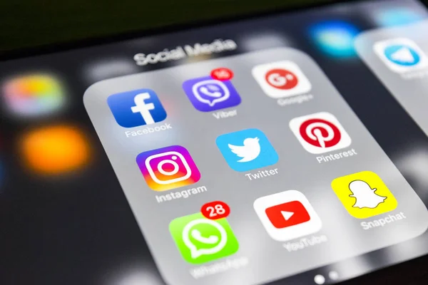 IPhone 7s plus med ikoner av sociala medier på skärmen. Smartphone livsstil smartphone. Starta app för sociala medier. — Stockfoto
