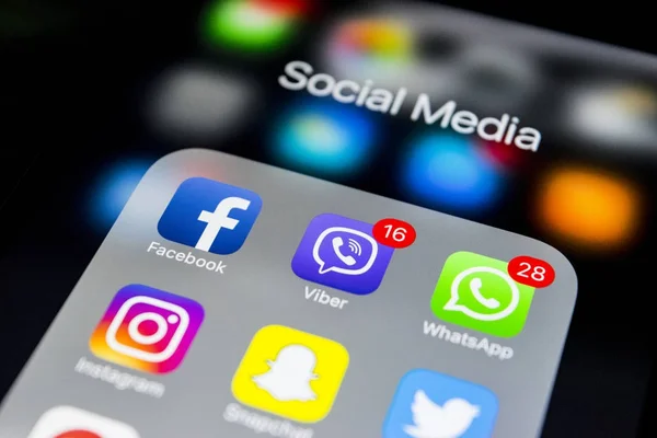 IPhone 7 plus med ikoner av sociala medier på skärmen. Smartphone livsstil smartphone. Starta app för sociala medier. — Stockfoto