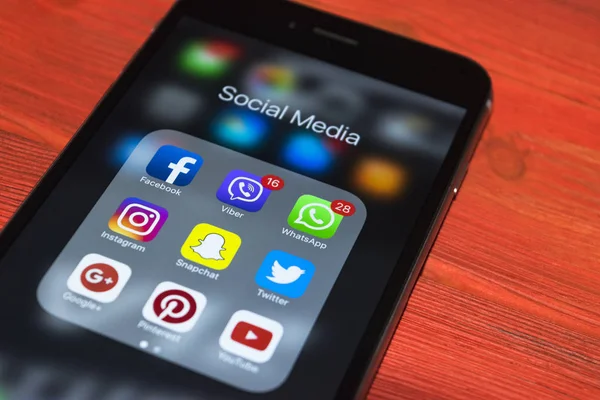 Sankt-Petersburg, Rusya, 2 Ekim 2017: iphone 7 artı simgeleri ekranda kırmızı ahşap masa sosyal medya ile. Smartphone yaşam tarzı smartphone. Başlangıç sosyal medya uygulaması.