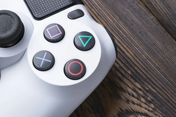 Sankt-petersburg, russland, 24. september 2017: sony playstation 4 slim 1tb revision und dualshock game controller. Spielkonsole mit Joystick. Heim-Videospielkonsole — Stockbild Sony Playstation 4 Slim 1tb Revision und Dualshock Game Controller. Spielkonsole mit Joystick. Heim-Videospielkonsole — Stockfoto