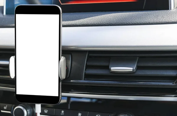 Smartphone in un uso auto per navigare o GPS. Guida di una macchina con Smartphone in titolare. Cellulare con schermo bianco isolato. Schermo vuoto vuoto. copiare spazio. Spazio vuoto per il testo. dettagli interni auto moderne . — Foto Stock