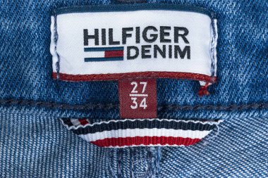  Closeup Tommy Hilfiger kot etiketinde. Tommy Hilfiger yaşam tarzı markasıdır. Hilfiger Denim. Tommy Hilfiger kot detay