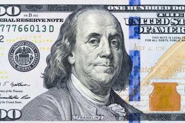 Benjamin Franklin yüz havai görünümü 100 kadar bize dolarlık banknot kapatın. Bize bir yüz dolar bill portre. Yüz dolar faturaları para zemin üzerine yığını. 