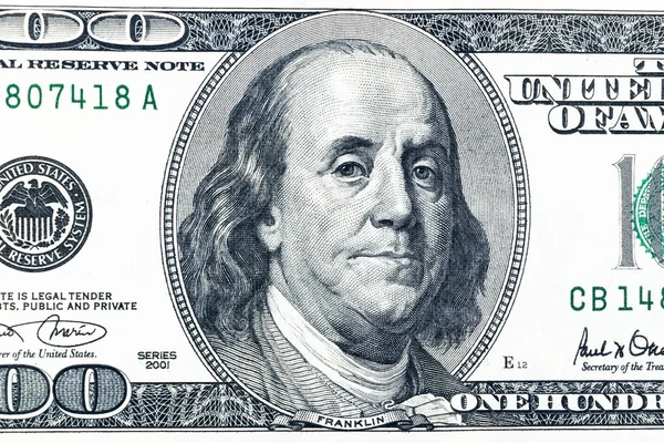 Vista da vicino della faccia di Benjamin Franklin sulla banconota da 100 dollari. Primo piano da cento dollari. Un mucchio di banconote da cento dollari su sfondo monetario . — Foto Stock