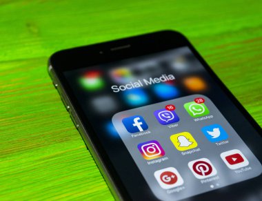 iPhone 7 artı yeşil ahşap masa üstünde perde üzerinde sosyal medya simgeleri ile. Smartphone yaşam tarzı smartphone. Başlangıç sosyal medya uygulaması.