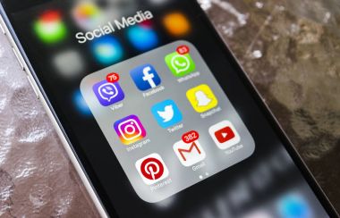 iPhone 6 artı cam masa üstünde perde üzerinde sosyal medya simgeleri ile. Smartphone yaşam tarzı smartphone. Başlangıç sosyal medya uygulaması.