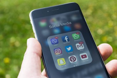  iPhone 6 artı erkek elinde sosyal medya simgeleri ile. Smartphone yaşam tarzı smartphone. Başlangıç sosyal medya uygulaması.