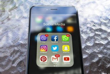  iPhone 6 artı yeşil ahşap masa üstünde perde üzerinde sosyal medya simgeleri ile. Smartphone yaşam tarzı smartphone. Başlangıç sosyal medya uygulaması.