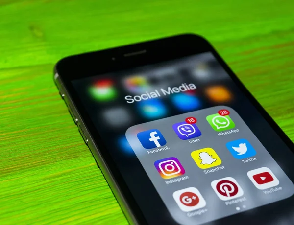 iPhone 7 artı yeşil ahşap masa üstünde perde üzerinde sosyal medya simgeleri ile. Smartphone yaşam tarzı smartphone. Başlangıç sosyal medya uygulaması.