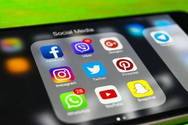 IPhone 7 plus z ikony mediów społecznościowych na ekranie na zielony Stół drewniany. Smartphone smartphone styl życia. Uruchamianie aplikacji social media. — Zdjęcie stockowe