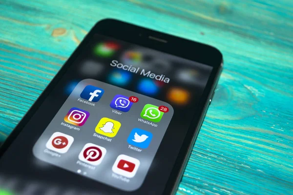 Iphone 7 plus con icone dei social media sullo schermo su tavolo di legno blu. Smartphone stile di vita smartphone. Avvio app di social media . — Foto Stock