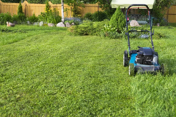 Tonte des pelouses Tondeuse à gazon sur herbe verte équipement de tonte de gazon outil de travail entretien jardinier vue rapprochée journée ensoleillée — Photo