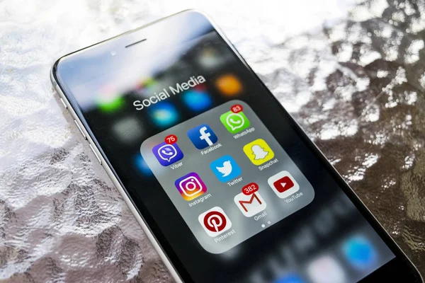 iPhone 6 artı yeşil ahşap masa üstünde perde üzerinde sosyal medya simgeleri ile. Smartphone yaşam tarzı smartphone. Başlangıç sosyal medya uygulaması.