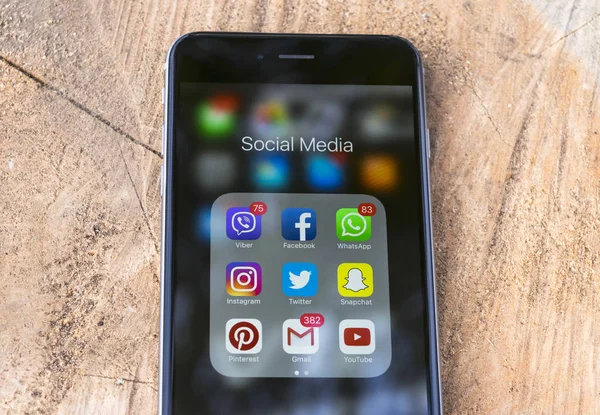  iPhone 6 artı doğal ahşap masa üstünde perde üzerinde sosyal medya simgeleri ile. Smartphone yaşam tarzı smartphone. Başlangıç sosyal medya uygulaması.