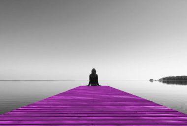 Pembe ahşap iskele üzerinde oturan güzel ve sağlıklı kız arkasından görüntüleyin. Tatil, resort ve kavram seyahat. Siyah ve beyaz