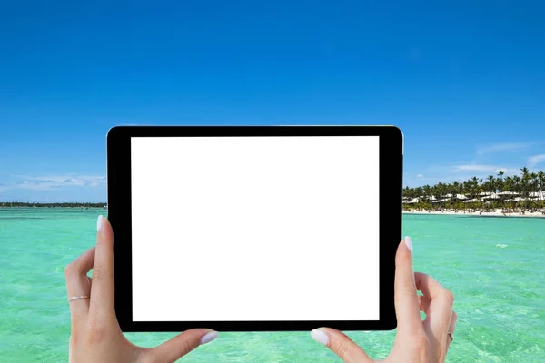 Ein leerer Tablet-Computer in den Händen eines Mädchens am türkisfarbenen Strand des tropischen Ozeans. isolierte weiße Leinwand. Leerraum für Text. Tablet-Computer mit Kopierraum — Stockfoto