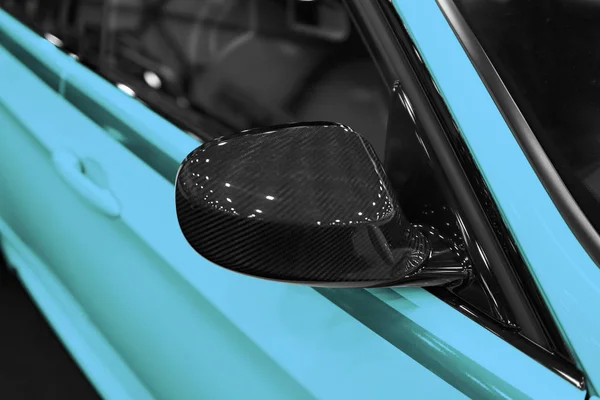 Carbon Right side Espejo de coche con reflejo de un coche moderno azul. Detalles exteriores del coche . —  Fotos de Stock