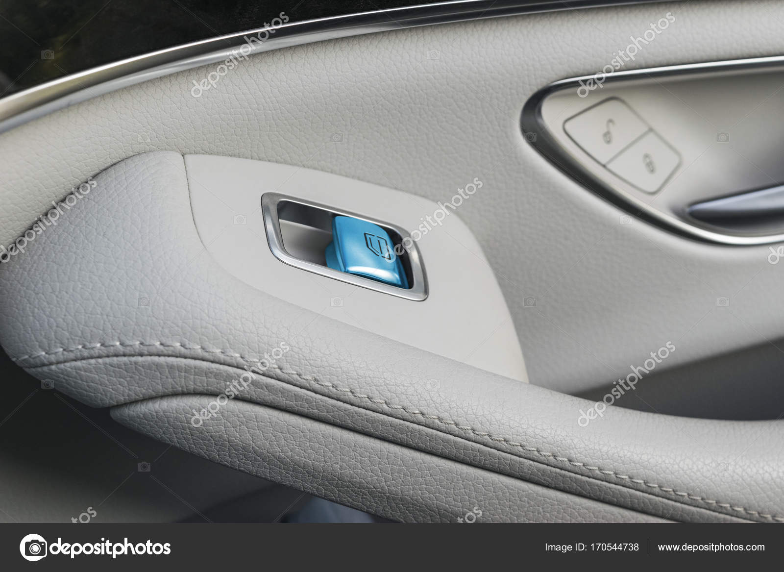 Auto aus weißem Leder-Interieur-Details der Tür Griff mit Windows ... Auto aus weißem Leder-Interieur-Details der Tür Griff mit Windows ...