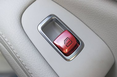 Araba beyaz deri iç ayrıntılarını kapı windows denetimleri ve ayarlamaları ile başa. Modern araba araba pencere denetimlerini kırmızı düğmesi.