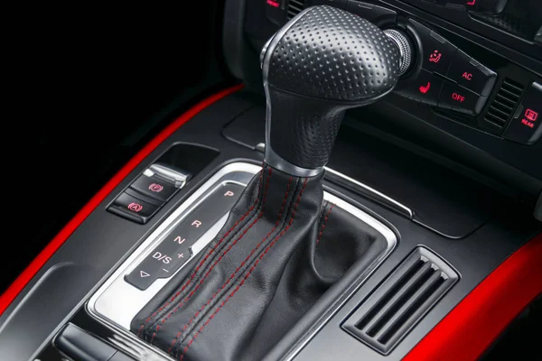 Palanca de cambios automática con adhesivo rojo de un coche moderno. Detalles interiores del coche. Salpicadero con botones —  Fotos de Stock