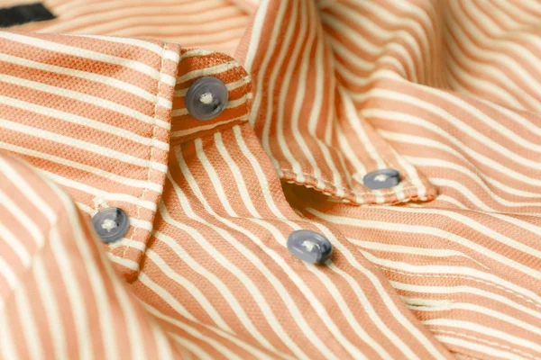 Nahaufnahme eines generischen orangefarbenen Business-Shirts mit Linienmuster — Stockfoto