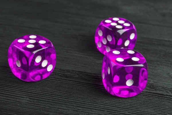 Έννοια του κινδύνου - παίζοντας ζάρια σε μαύρο φόντο ξύλινη. Παίζετε ένα παιχνίδι με ζάρια. Κυλίνδρους ζάρια ροζ καζίνο. Τροχαίο τα ζάρια αντίληψη για τον επιχειρηματικό κίνδυνο, την ευκαιρία, καλή τύχη ή τα τυχερά παιχνίδια — Φωτογραφία Αρχείου