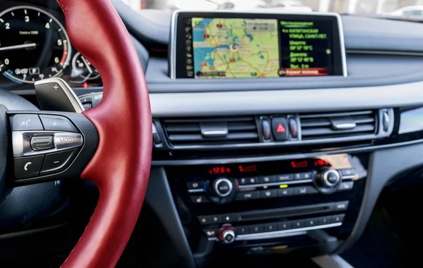 Moderne auto-interieur, rode stuurwiel met media telefoon knoppen, navigatie, schermachtergrond multimediasysteem, auto interieur details — Stockfoto