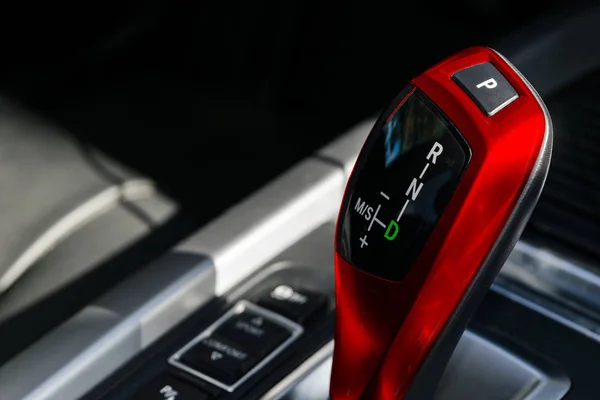 Vara de engrenagem automática vermelha de um carro moderno. Detalhes do interior do carro — Fotografia de Stock