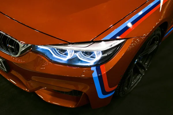 Vista frontal de un coche deportivo BMW M4. M Edición Performance. Detalles exteriores del coche. Foto tomada en el Royal Auto Show el 21 de julio —  Fotos de Stock