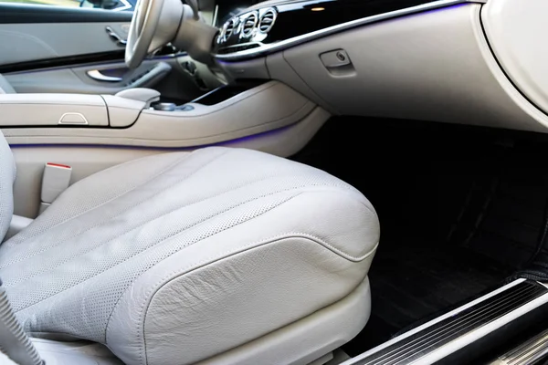 Intérieur en cuir blanc de la voiture moderne de luxe. Sièges blancs confortables en cuir et multimédia. Volant et tableau de bord. Changement automatique de vitesse. équipements intérieurs de la voiture — Photo