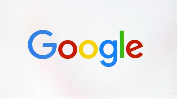 Google web page on display of imac. google ist ein amerikanischer multinationaler Konzern, der sich auf internetbezogene Dienstleistungen und Produkte spezialisiert hat — Stockfoto