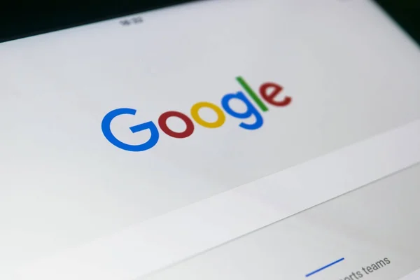 Google web sayfası ipad Pro ekranda başlar. Google bir Amerikalı olduğunu çok uluslu şirket Internet konusunda uzmanlaşmış ile ilgili hizmetleri ve ürünleri — Stok fotoğraf