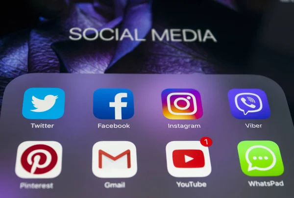 Apple ipad pro mit Icons der sozialen Medien auf dem Bildschirm. Lebensstil Tablet-Computer. Social-Media-App starten. — Stockfoto