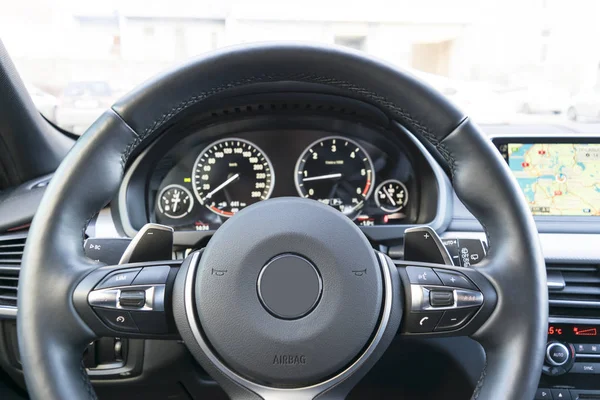Close up van stuurwiel. Autodashboard van de. Navigatiescherm. Moderne auto interieur details — Stockfoto