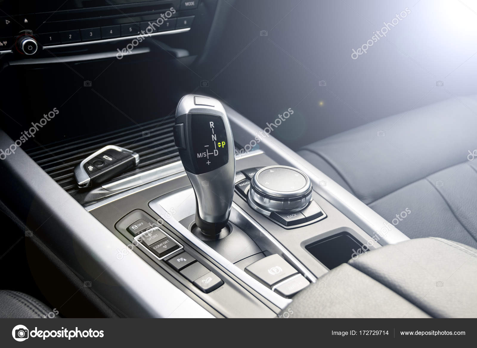Automatische versnelling stok van een moderne auto en draadloze auto ... Automatische versnelling stok van een moderne auto en draadloze auto ...