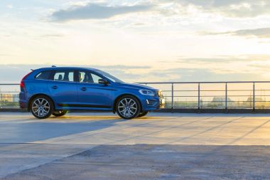 Modern lüks İsveçli Volvo Xc60 R-Design Polestar Edition bir testi binanın çatısında araba St. Petersburg'da 17 Haziran 2017